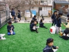 江川幼稚園様　園児達が人工芝の上で楽しく遊んでおります