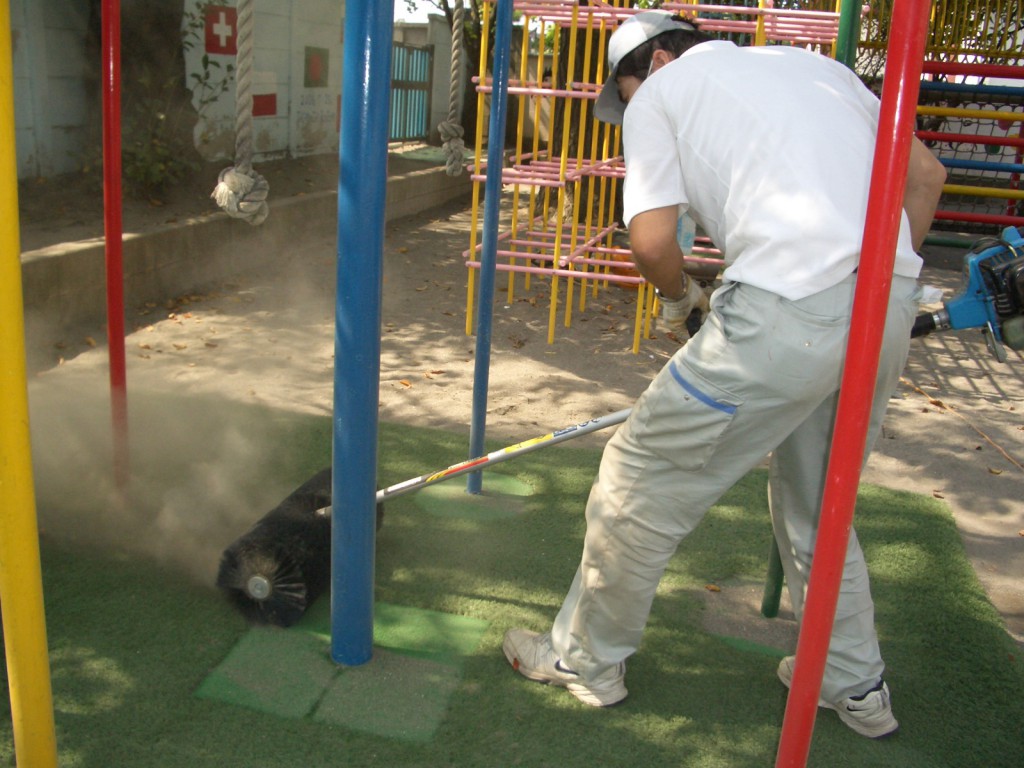 芝目に入った園庭の砂をエンジンブラッシングでかきだします。