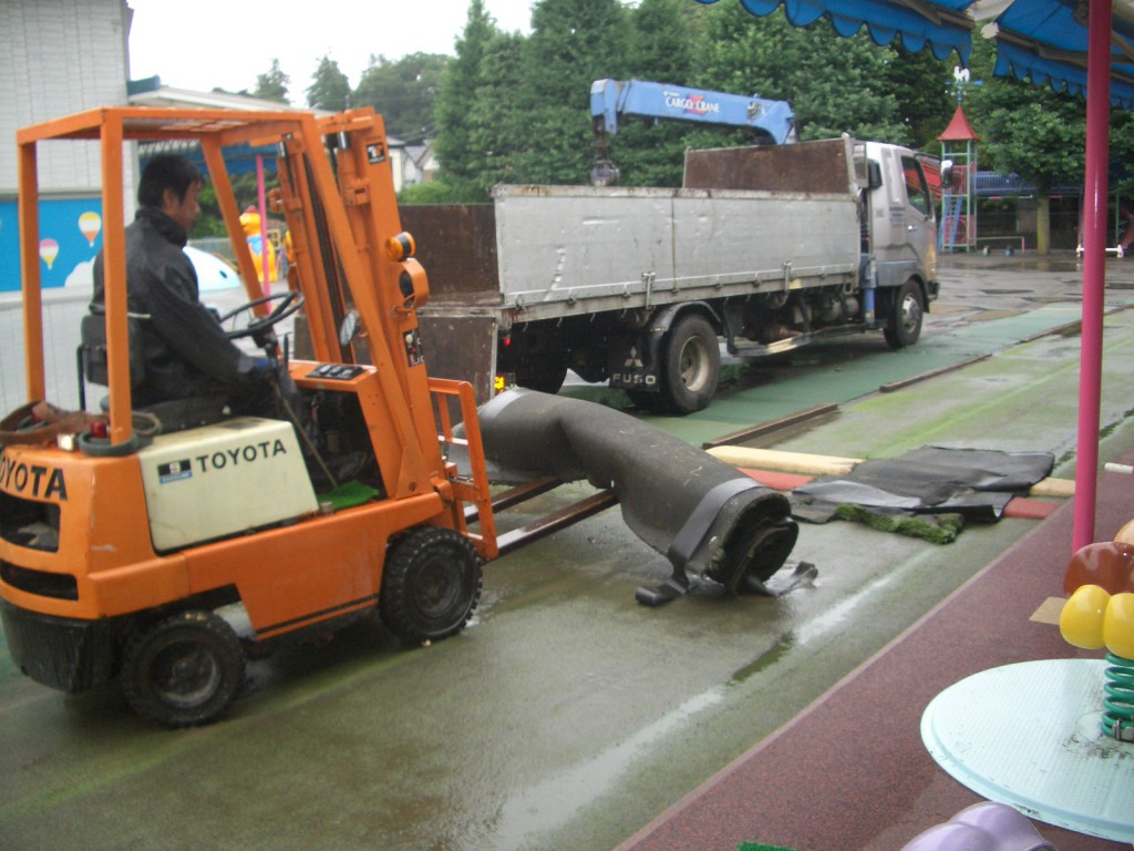 既存人工芝撤去作業