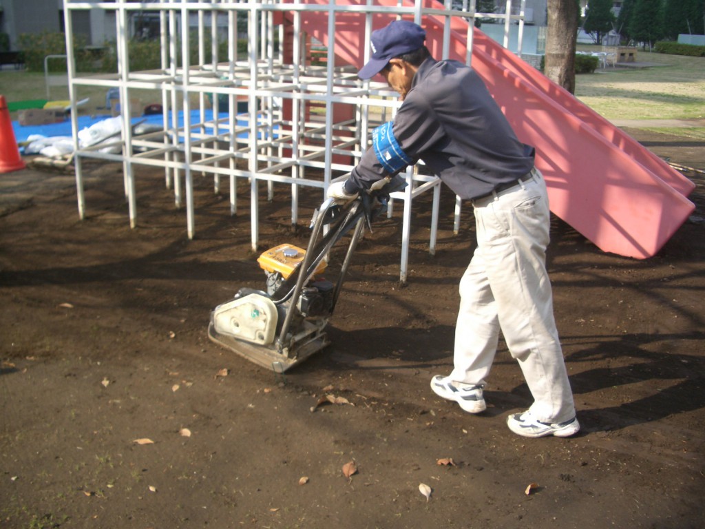 下地土台の転圧機による転圧作業