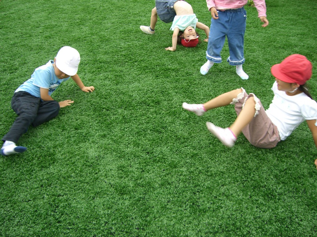 人工芝で遊ぶお子様達